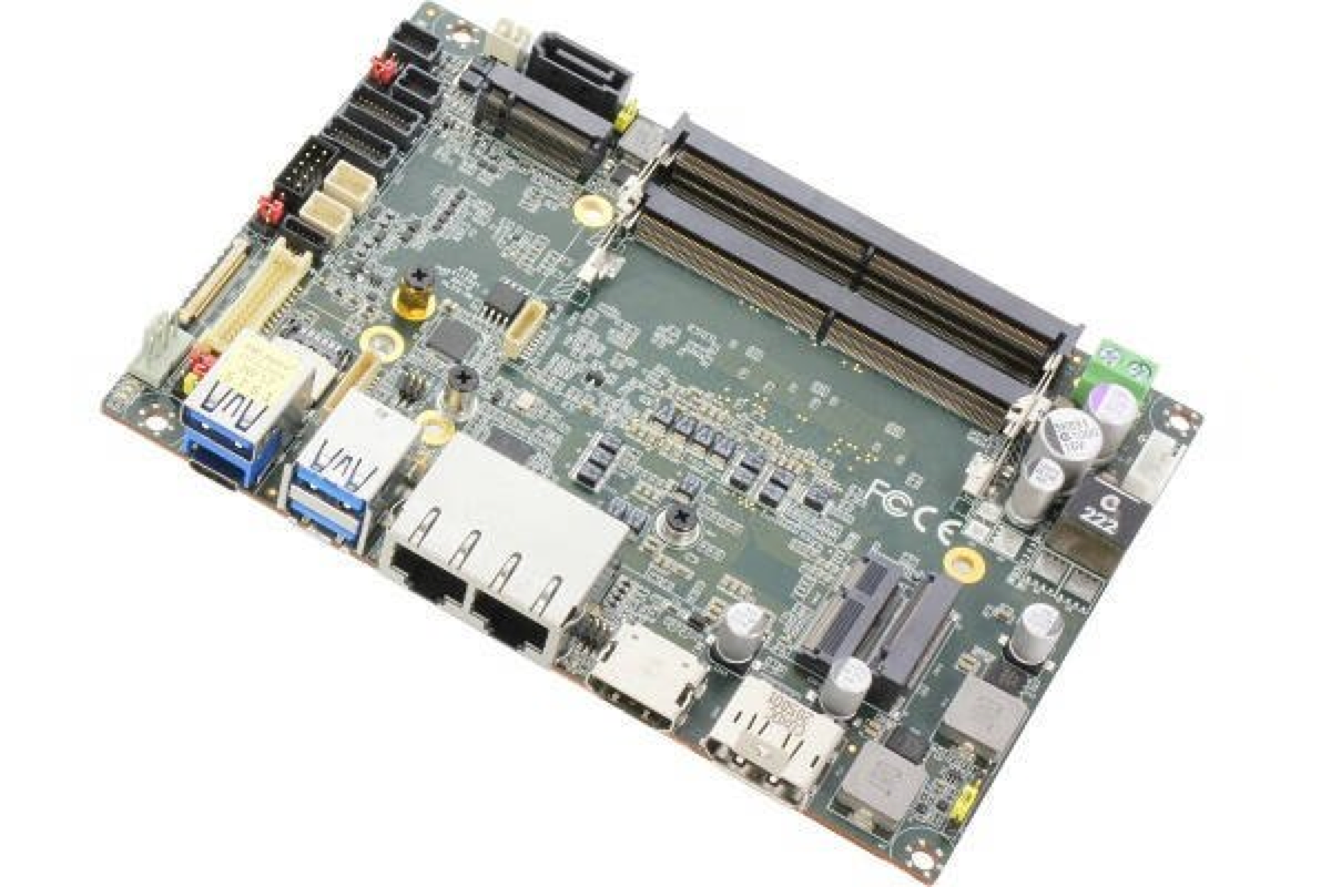华硕将12核Intel i7封装到树莓皮大小的板中