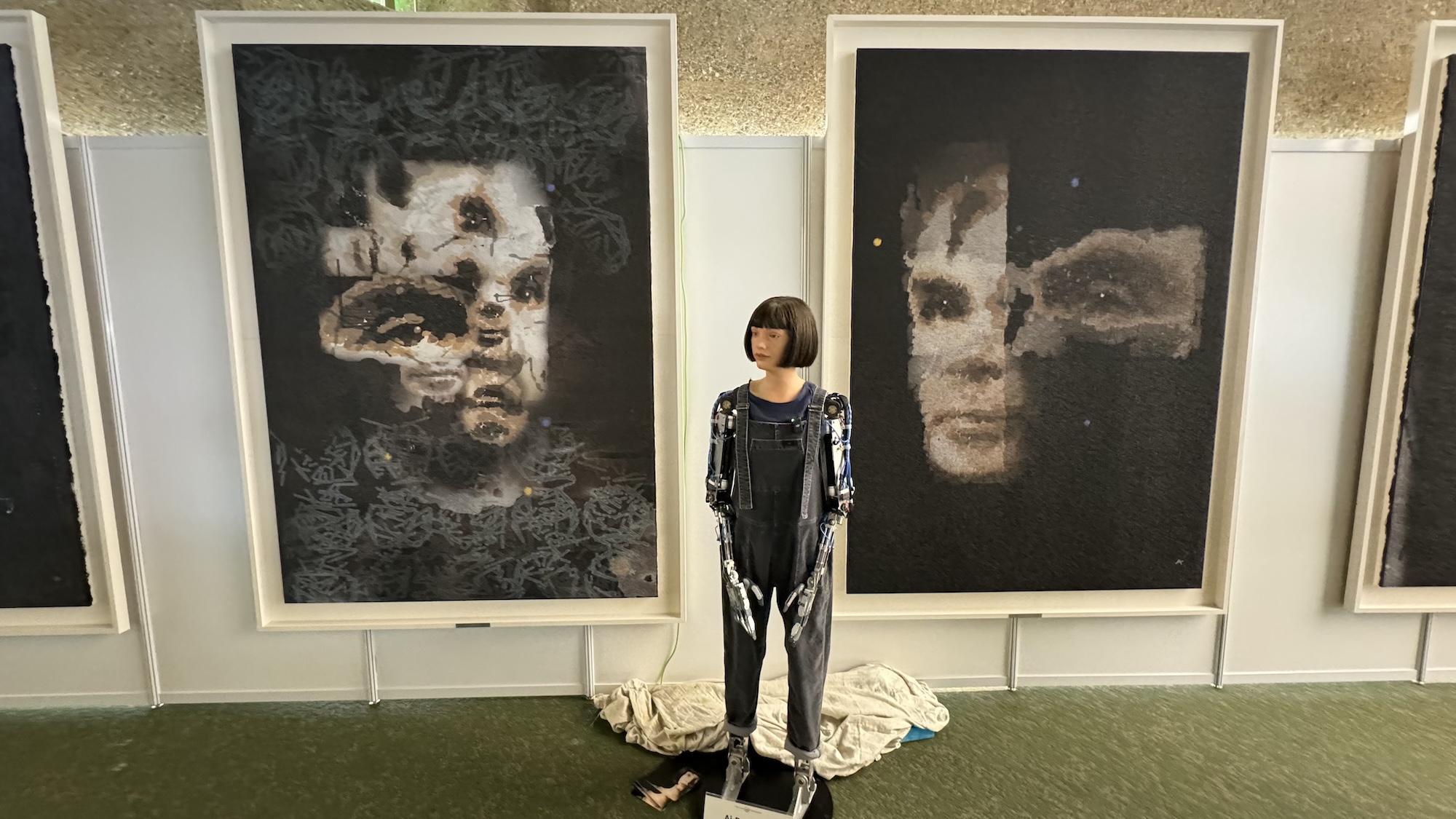 一个人形机器人的绘画名为“AI God”，售价可能超过12万美元