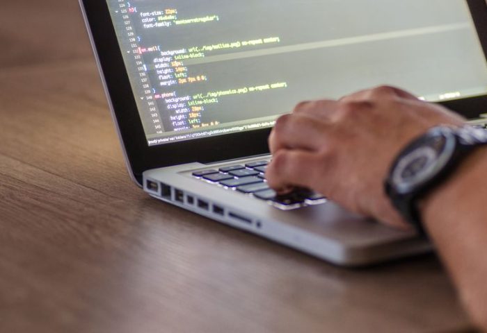 网站开发技术选型与实践经验：兼顾效率与可维护性
